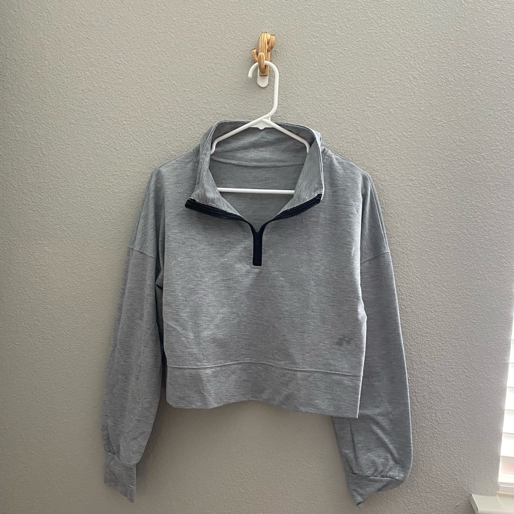 Size M Cropped Half Zip Sweatshirt